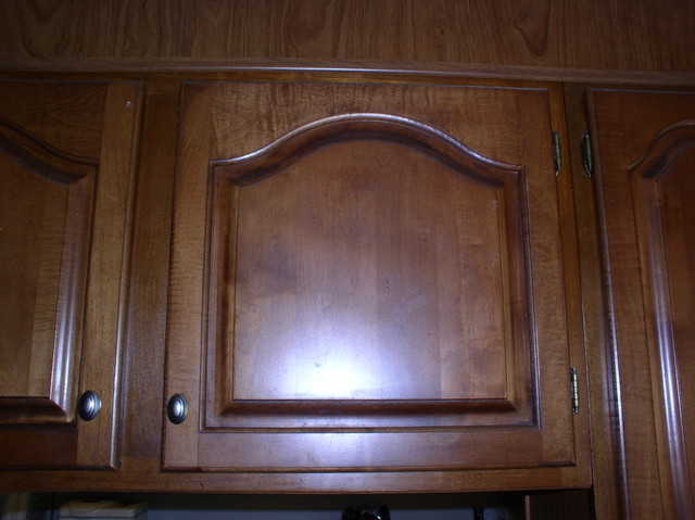 close-up of 1" overlay and outside hinges.